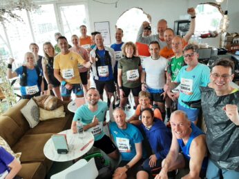 De marathonlopers voor de start van de marathon van Rotterdam