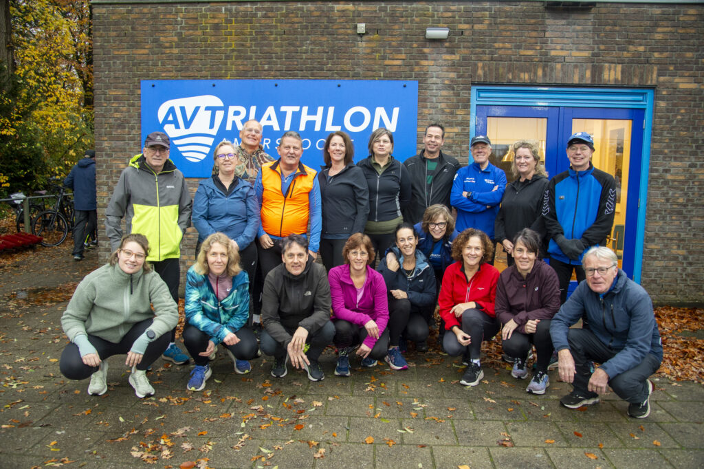Laatste groep Start Running poseert voor clubgebouw AV Triathlon
